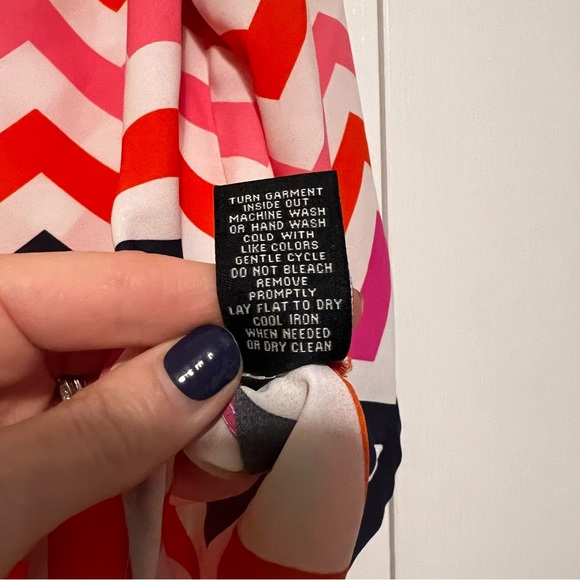 Chevron pattern sheer shirt with button detail - Picture 6 of 8